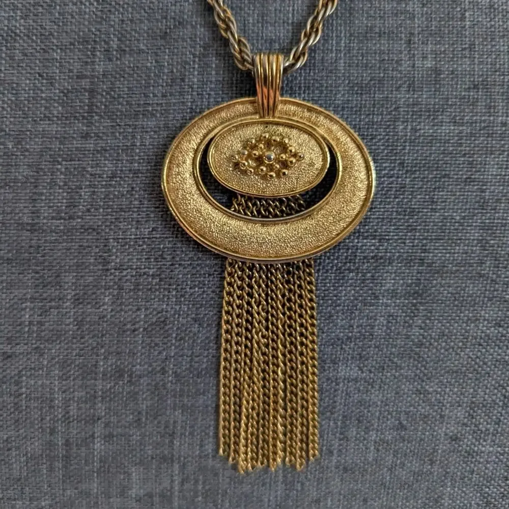 Vintage Avon Gold Tone Rope Chain Mod Etruscan Tassel Pendant Necklace